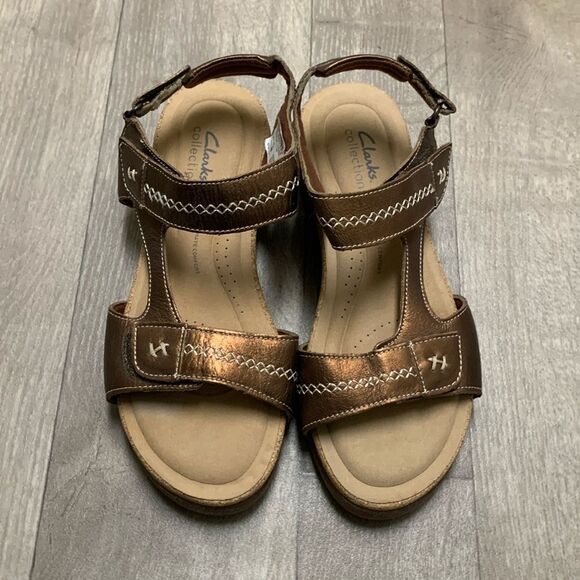 Womens NWOT Clarks Roseville Mae Flat Metallic Leather Strap Sandals - Picture 1 of 7